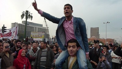 Pormenor de uma manifestação na praça Tahrir, Cairo. Foto de nebedaay