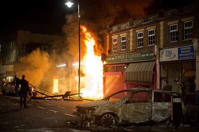 Loja a arder e carro da polícia queimado, Tottenham, Londres, 6 de Agosto de 2011 – Foto de Beacon Radio/Flickr