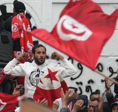 Manifestantes tunisinos junto do palácio do governo – Foto EPA/STR/Lusa