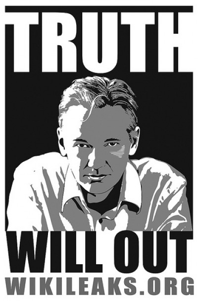 Em histeria, os lá de cima exigem que o fundador do WikiLeaks, Julian Assange, seja "caçado" e "entregue". Ilustração de R_SH, FlickR