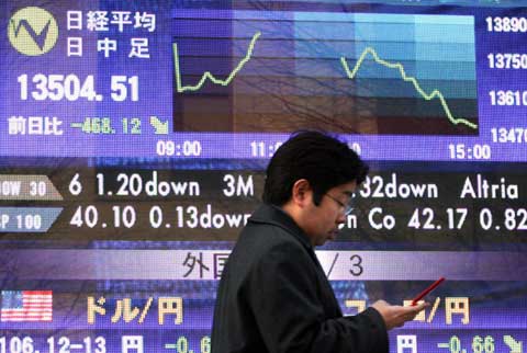 Quadros mostram a queda do índice Nikkei em Tóquio. Foto da Lusa/EPA/EVERETT KENNEDY BROWN