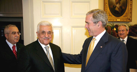 Mahmud Abbas com George W. Bush na Casa Branca. Foto Lusa/EPA/OMAR RASHIDI 