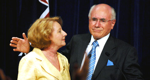 Ao lado da mulher janette, John Howard reconhece a derrota. Foto da Lusa/EPA/DEAN LEWINS