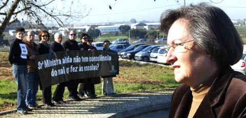 Ministra deu o dito por não dito na "segunda oportunidade" prometida aos professores