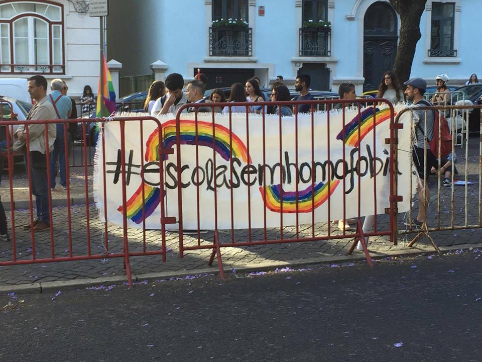Protesto #EscolaSemHomofobia em Lisboa, do facebook de Dezanove. 