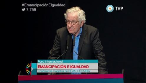 Noam Chomsky falando no Fórum Internacional pela Emancipação e a Igualdade. Captura de imagem de vídeo.