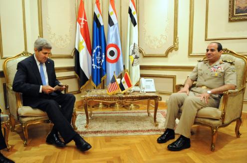O secretário de Estado dos EUA, John Kerry, e o general Al Sisi: a Casa Branca continua a fornecer 250 milhões de dólares de apoio económico. Foto de U.S. Department of State, creative commons.