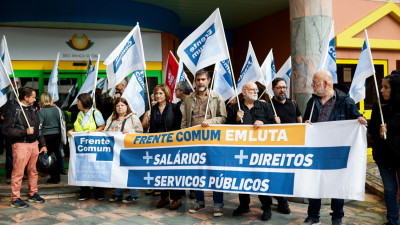 Manifestantes durante a greve geral de trabalhadores da administração pública na sede da Segurança Social, em Lisboa