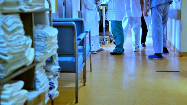 profissionais de saúde num corredor hospitalar