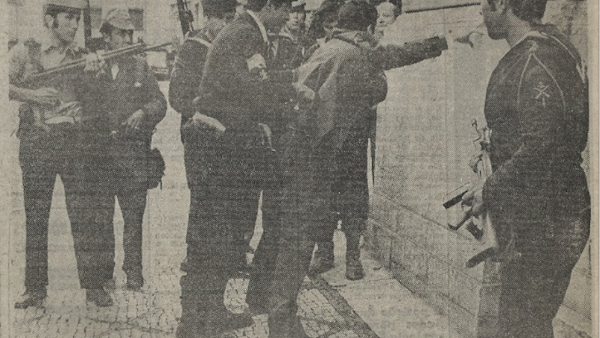 Diário Popular de 26 de Abril de 1974. Fuzileiros prendem agentes da PIDE.