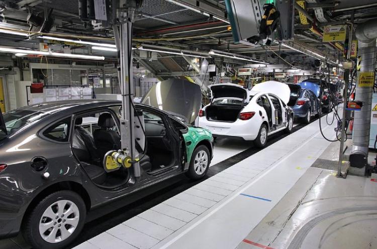Linha de montagem na fábrica automóvel da General Motors em Gliwice, Polónia.