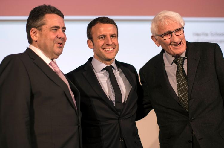 Emmanuel Macron com Sigmar Gabriel e Juergen Habermas no Congresso do SPD, por Oliver Weiken, EPA/Lusa