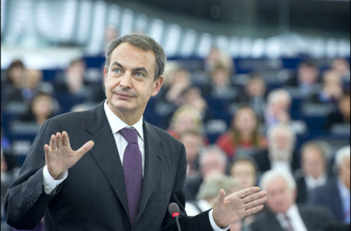 Zapatero interrompeu as férias para tentar acalmar os mercados, mas já poucos acreditam que os juros irão descer