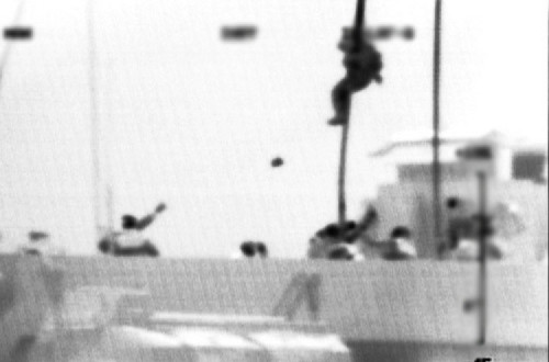 Soldados israelitas no momento em que atacavam o navio com ajuda humanitária para Gaza. A matança e o saque vieram depois. Foto IsraelMFA/Flickr