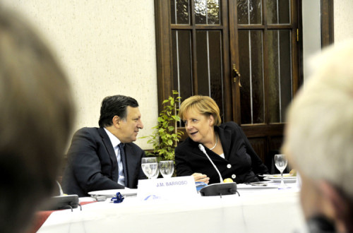 Barroso e Merkel estão de acordo: é preciso transferir mais dinheiro dos contribuintes para os bancos europeus.