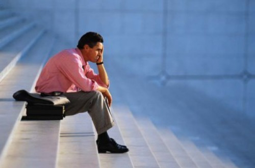 Decreto-lei aprovado em conselho de ministros que prevê a isenção ou redução da Taxa Social Única (TSU) aquando a contratação de jovens licenciados ou desempregados de longa duração, assim como a atribuição de apoios financeiros directos, nunca chegou a ser publicado.