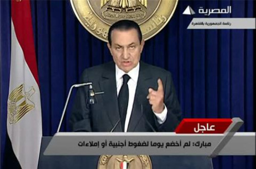 Declarações de Mubarak foram recebidas com revolta na praça Tahrir. Manifestantes continuam a exigir demissão do presidente. Foto Al Jazeera.