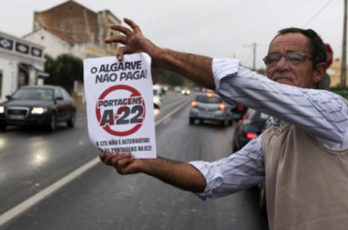 Um cidadão apela ao buzinão na EN125 contra a introdução de portagens na via do Infante (A22), no passado dia 8 de Outubro. LUIS FORRA/LUSA