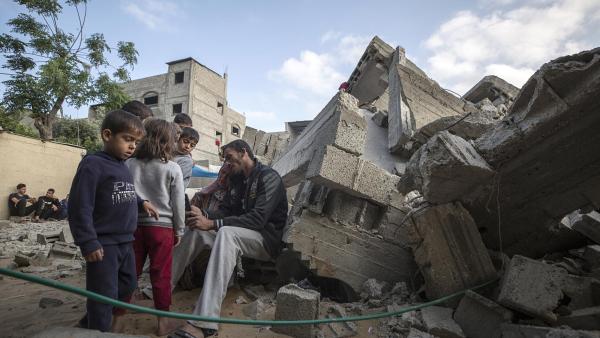 Destruição em Beit Lahiya na Faixa de Gaza por causa de um ataque israelita. Foto de HAITHAM IMAD/EPA/Lusa.