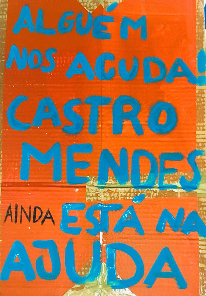"Alguém nos acuda. Castro Mendes está na Ajuda". Pancarta da manifestação de 6 de abril.