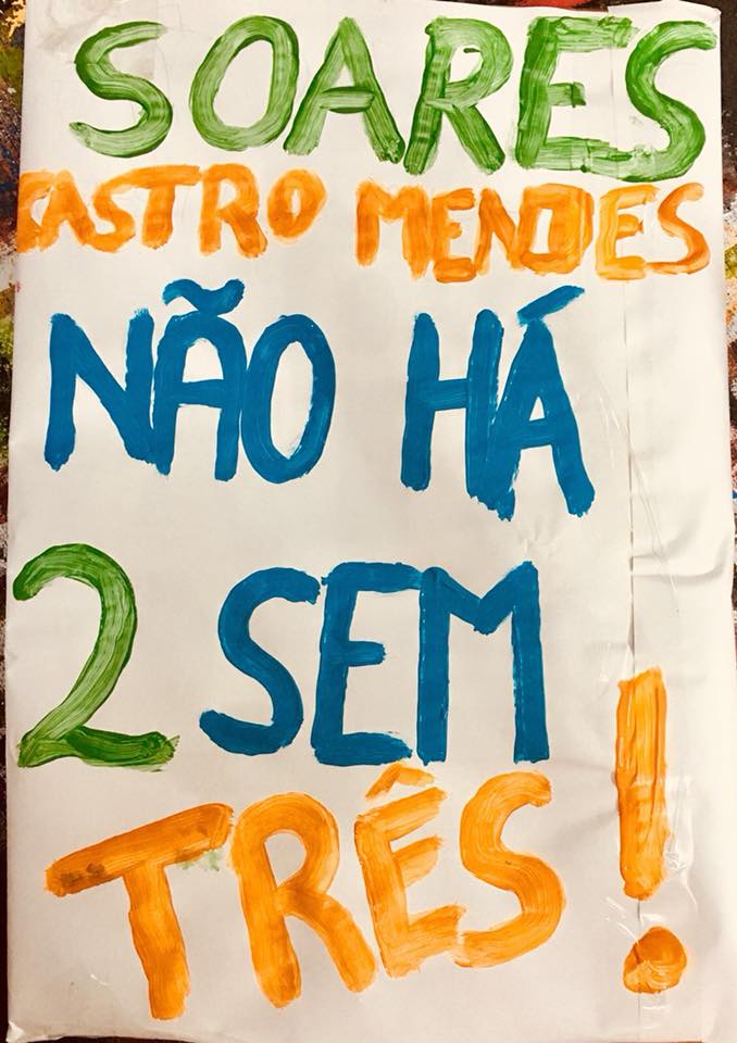 "Soares, Castro Mendes, não há 2 sem três!". Pancarta do protesto de 6 de abril.