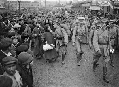 Partida de soldados portugueses para França. Foto de Joshua Benoliel