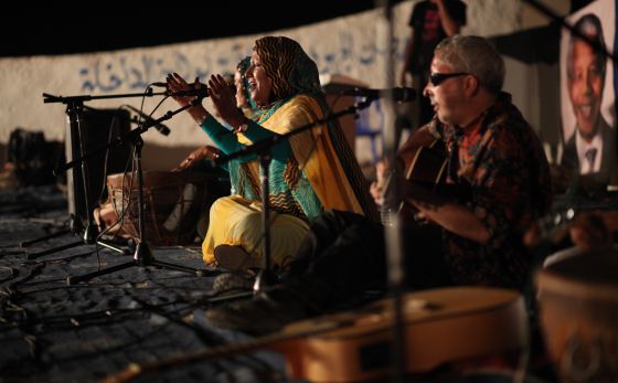 Concerto de Mariem Hassan no acampamento de Dajla, em Tinduf na Argélia, foto de Carlos Cazurro