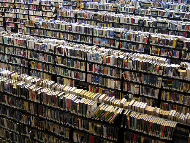 Estantes de uma biblioteca pública em Boston