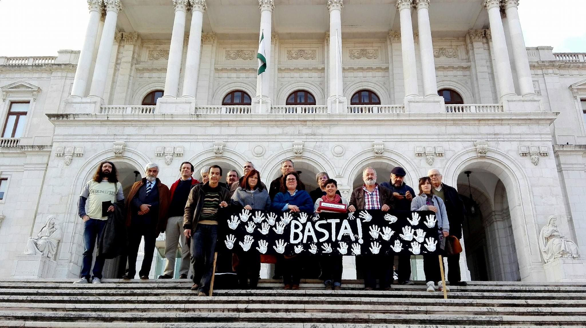 Representantes do movimento "Basta" aquando da entrega da petição na Assembleia da República.