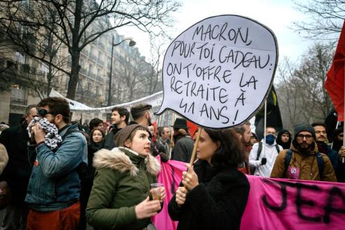 "Macron, uma prenda para ti: oferecemos-te a reforma aos 41 anos", pode ler-se nesta pancarta na manifestação de 10 de dezembro em Paris. Foto Photothèque Rouge/Martin Noda/Hans Lucas