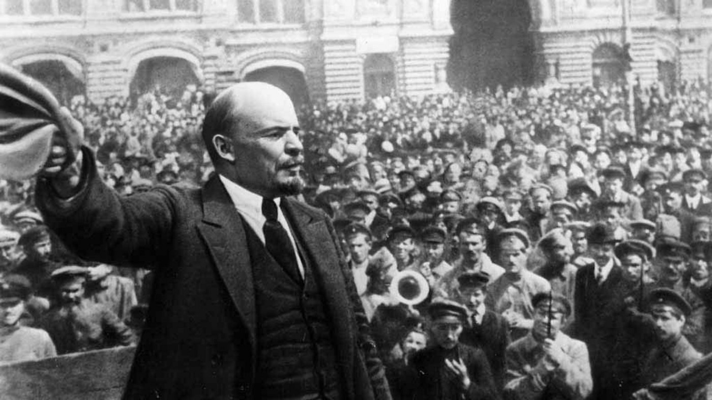 Lénine discursando na praça vermelha, no primeiro aniversário da findação das forças armadas soviéticas. 25 de maio de 1919