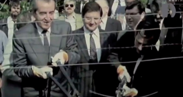 27 de junho de 1989, os ministros dos Negócios Estrangeiros da Hungria, Gyula Horn, e da Áustria, Alois Mock, cortam o arame farpado na fronteira entre a Hungria e a Áustria. O governo húngaro tomou a decisão histórica de acabar com a chamada “cortina de ferro”