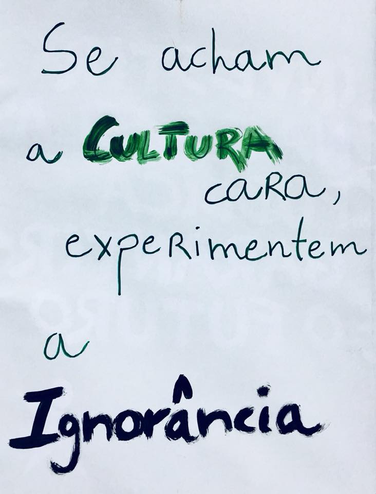 "Se acham a Cultura cara, experimentem a ignorância". Pancarta do protesto de 6 de abril.