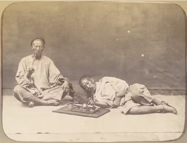 Fumadores de ópio na China. William Thomas Saunders (1867). Museu Metropolitano de Arte