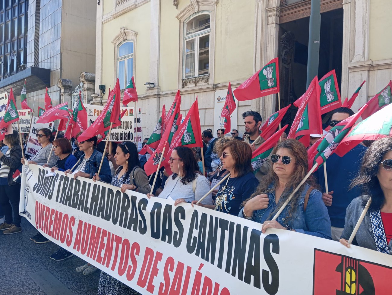 Concentração à porta da AHRESP.