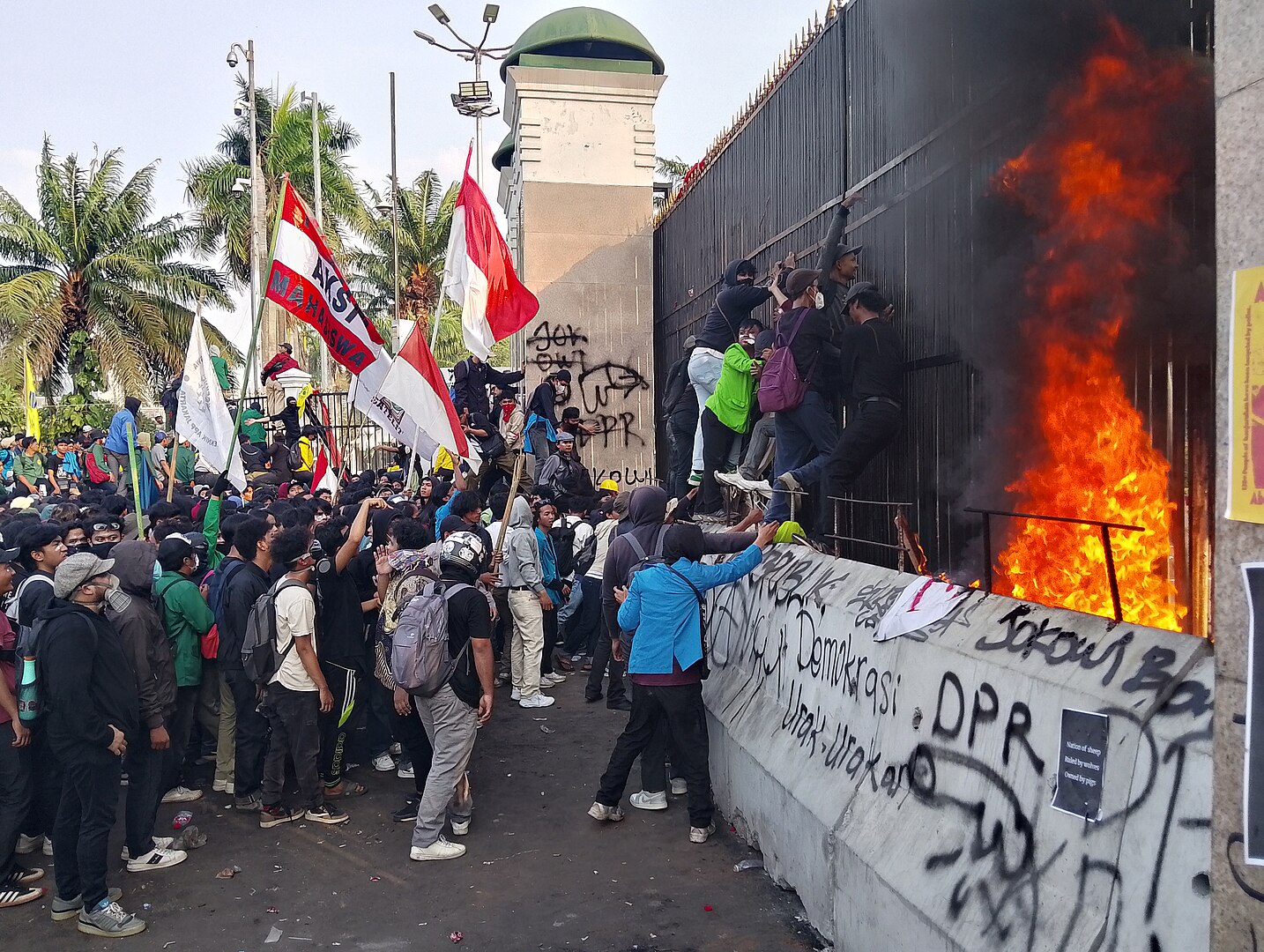 Manifestantes entram no recinto da assembleia legislativa