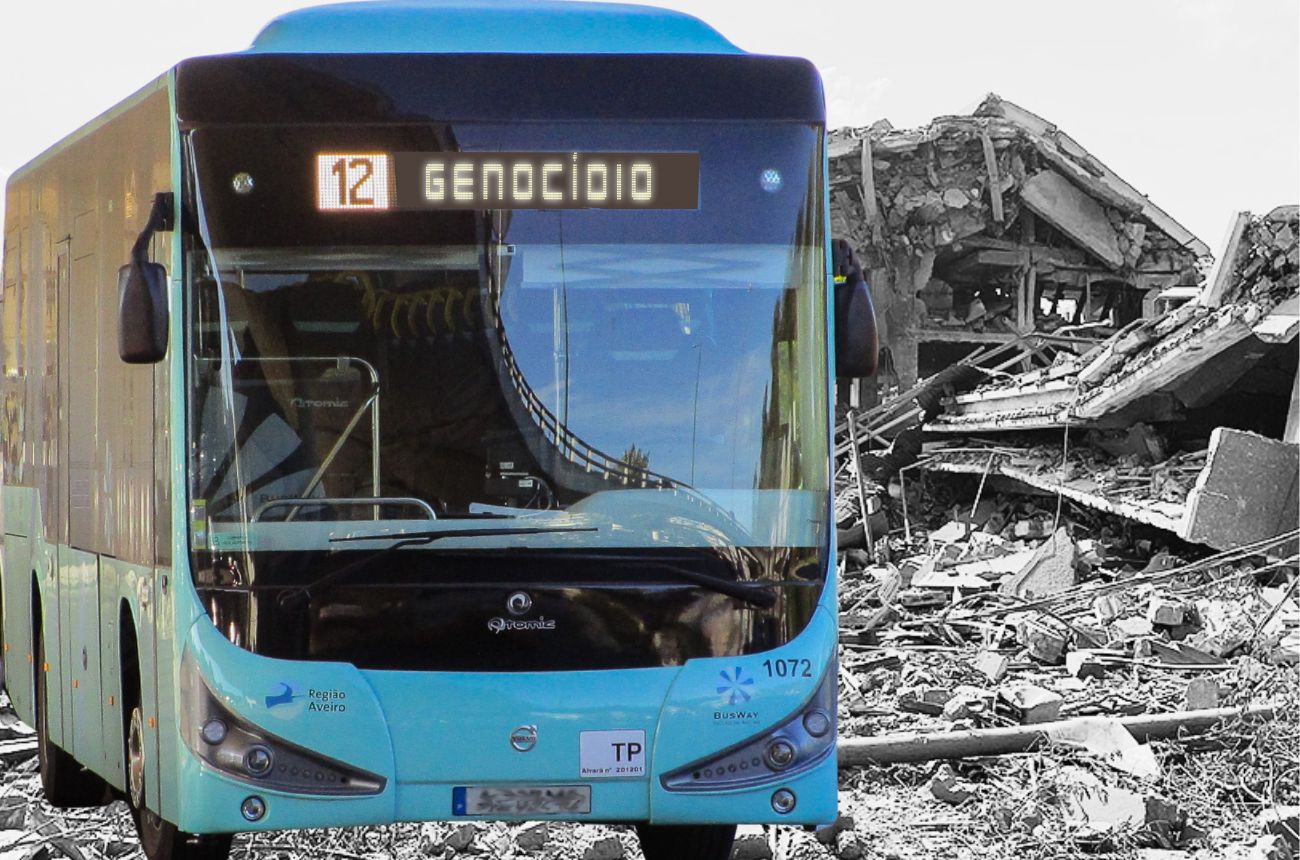 Autocarro da Busway com ruínas de Gaza em fundo