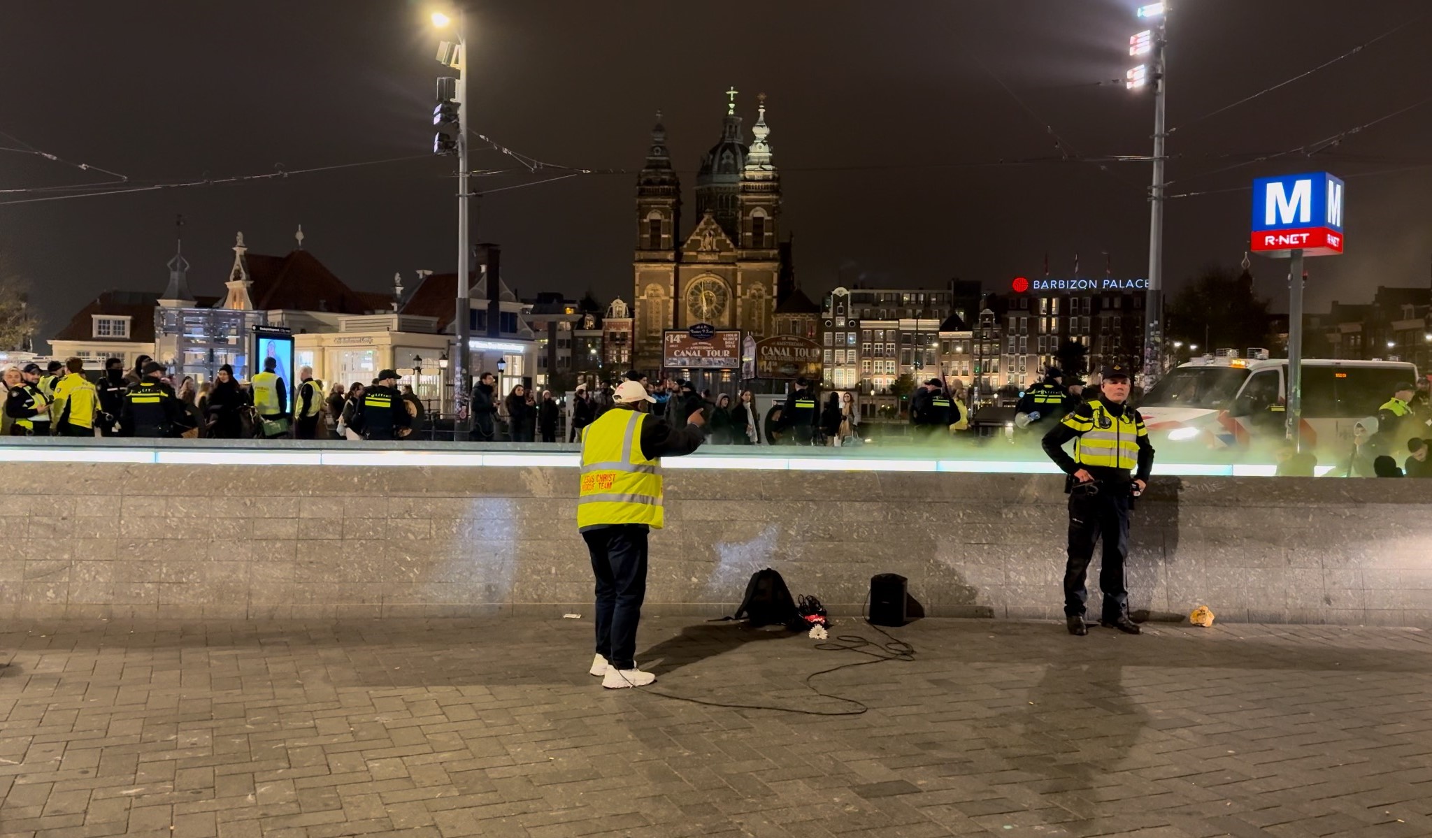 Adeptos do Maccabi Telavive entram no metro antes do jogo. Foto de @iAnnetnl