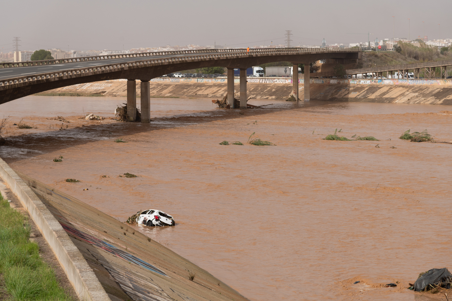 Veículos tentam passar a ponte sobre o rio Túria, a sul da cidade de Valência.