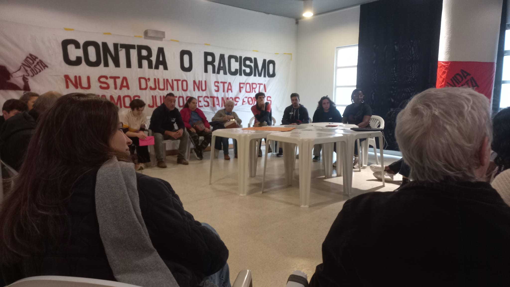 Grupo de habitação da assembleia dos bairros da Vida Justa a reunir