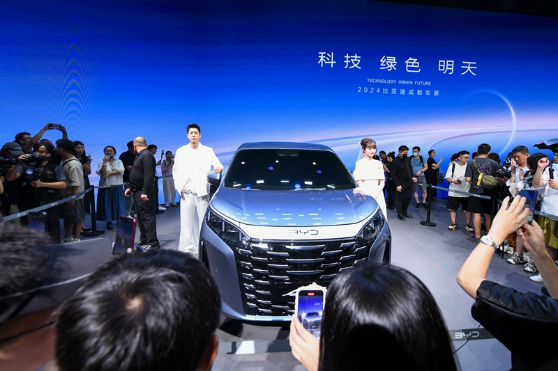 O fabricante chinês BYD apresenta o MPV Xia durante o Chengdu Motor Show 2024 em Chengdu, província de Sichuan, sudoeste da China, em 30 de agosto de 2024.