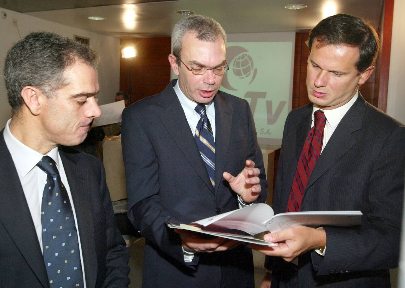 Luís Delgado em 2003 com os diretores de informação da SIC (Alcides Vieira( e da RTP (José Rodrigues dos Santos)após o acordo para o lançamento da Lusa TV.