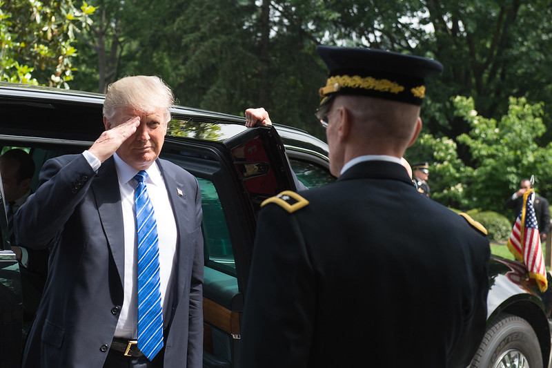 Trump e militar