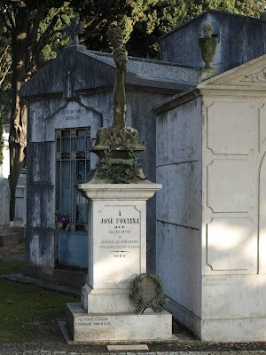 Monumento a José Fontana no cemitério dos Prazeres.