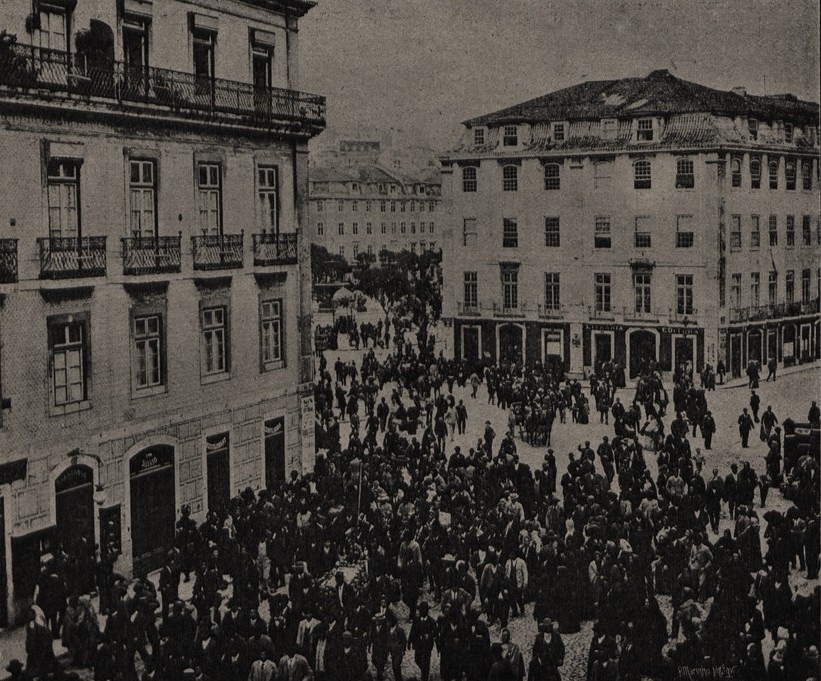 Multidão durante as comemorações  do dia 1º de Maio de 1897 no antigo Largo de Camões  actual D. João da Câmara no Rossio em Lisboa 