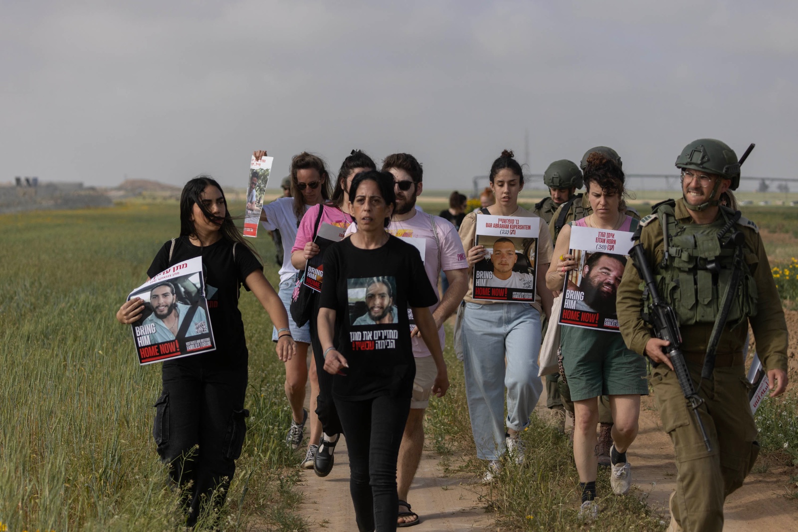 Einav Zangauker e vários familiares de reféns israelitas detidos em Gaza caminham em direção à vedação da fronteira, protestando contra o recomeço da guerra de Israel, 18 de março de 2025.
