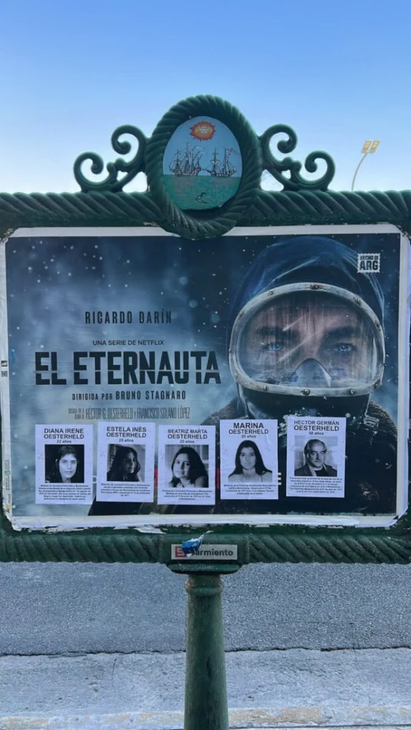 Cartaz do Eternauta com fotos da família do autor
