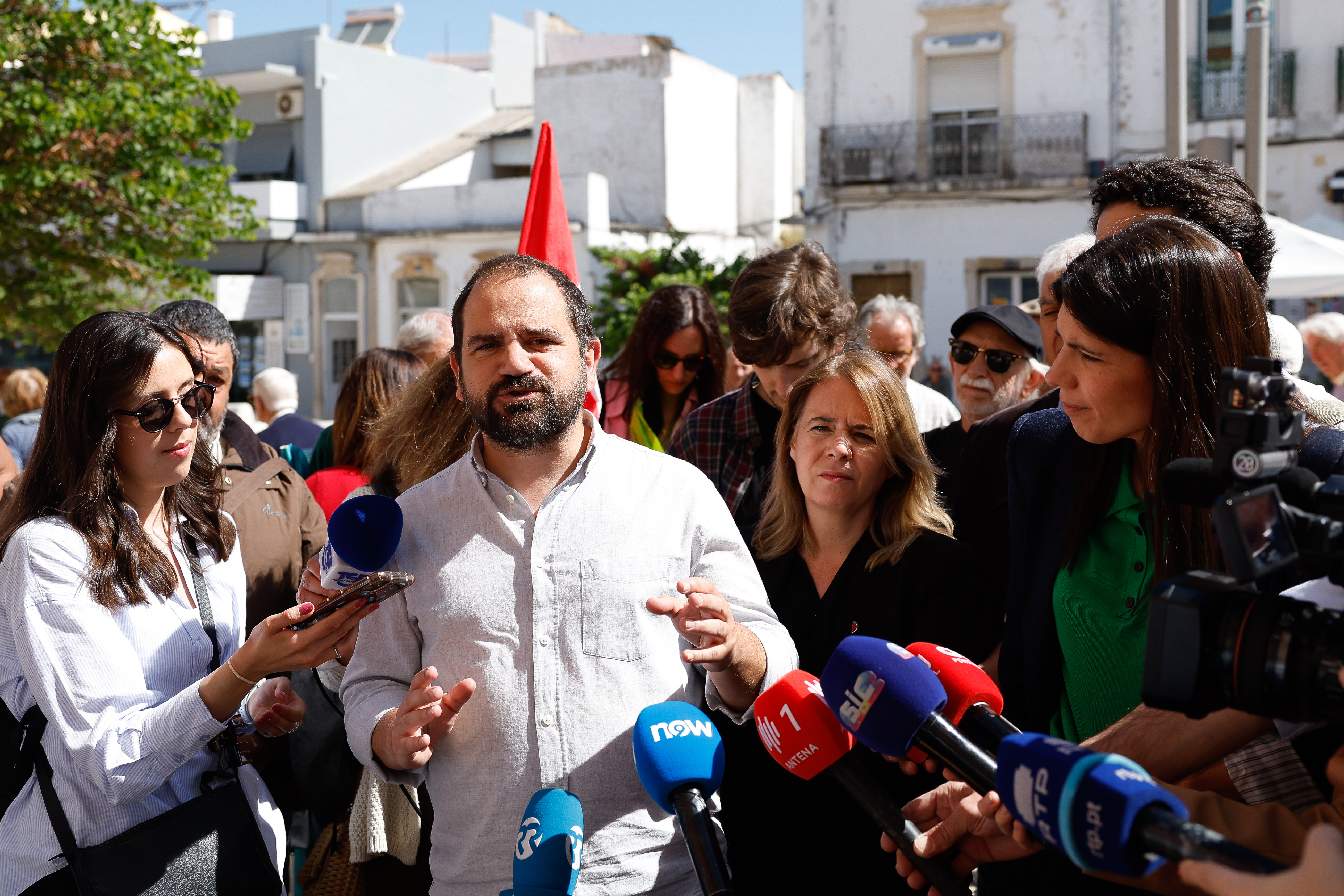 Mariana Mortágua com moradores de Loulé