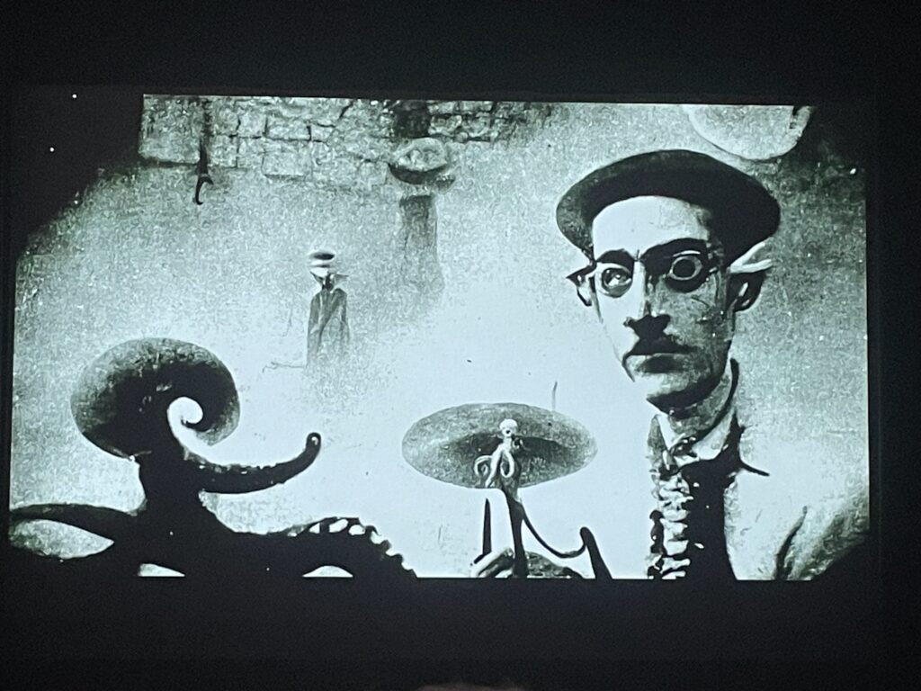 Imagens de Fernando Pessoa e H.P. Lovecraft geradas por IA em Cartas Telepáticas.
