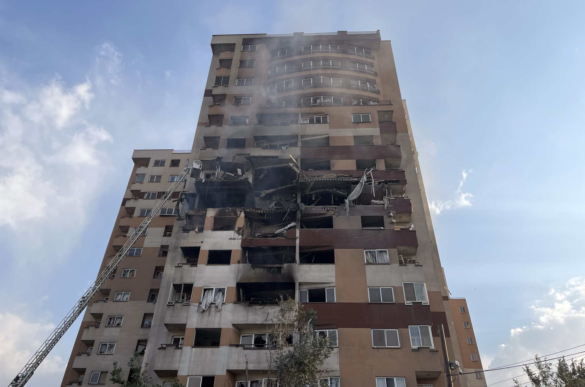 Edifício em Teerão destruído pelo ataque israelita.